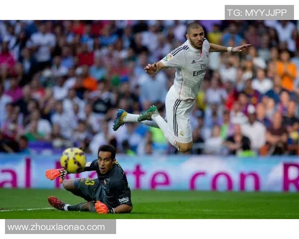 足球明星上演绝美半场进球展现非凡技术瞬间引爆全场热烈掌声