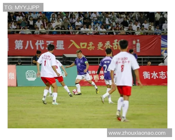 足球明星齐聚一堂 联手亮相精彩合影呈现绿茵场风采